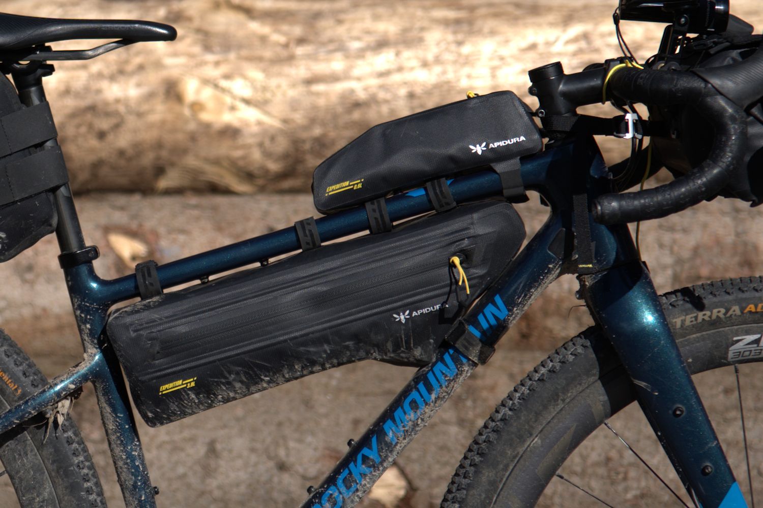 apidura-expedition-top-tube-pack-lifestyle-3